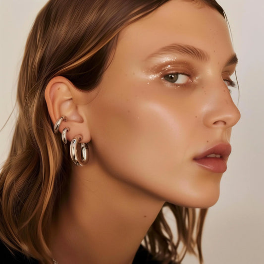 Model with cluster lashes