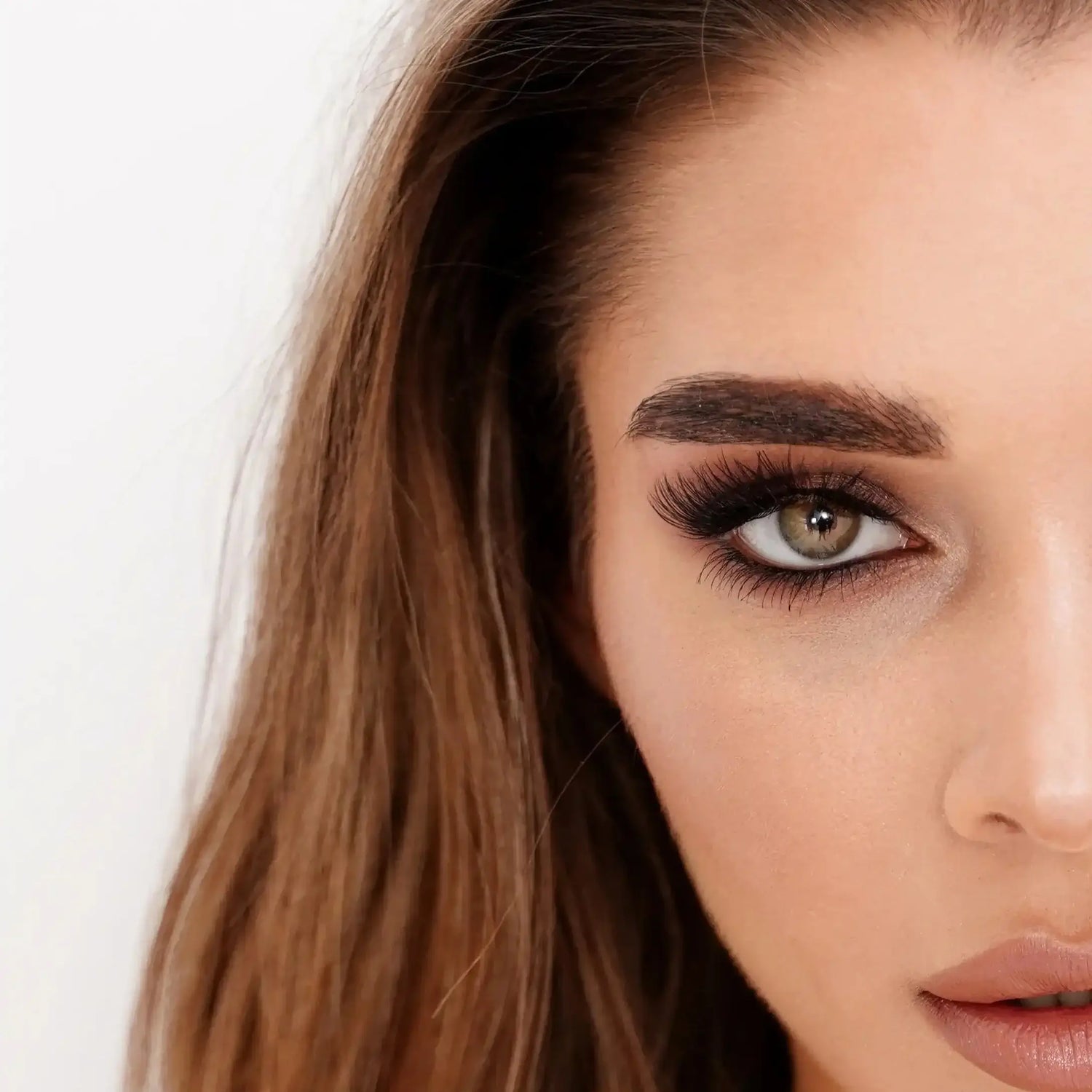 model using cluster lashes